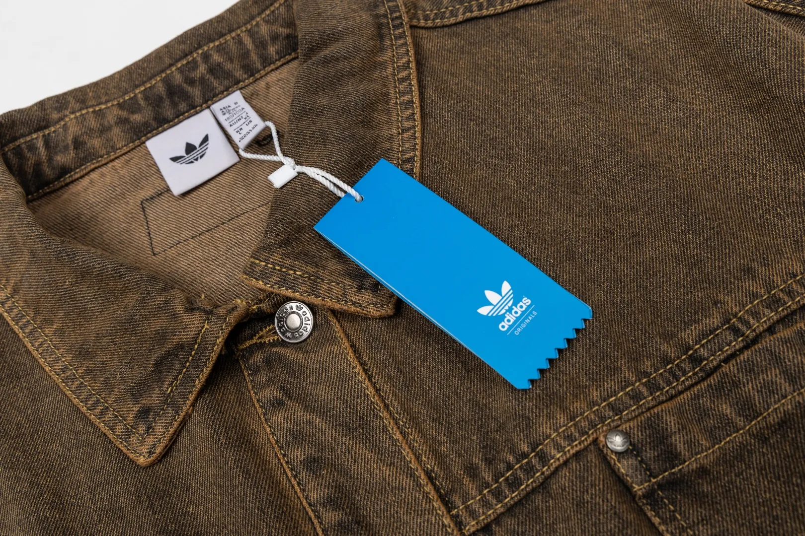 Adidas Clover American Retro Denim Sports Jacket Who knows, folks! I was immediately amazed when I tried on this denim jacket from Adidas Clover 😭 The distressed denim blue has a retro feel to it, and with the oversized loose fit, it makes you feel lazy and relaxed~ The clover logo on the chest is low-key and eye-catching, and the elastic design on the hem can hide the flesh quietly, making it super friendly to all body types! Wear it with a simple bottoming shirt or any pair of pants and it will look great. You can directly capture the retro street style👌 Adidas’ denim jacket this time is really a winner! Item No.: KR 5042 Color: Coffee Brown Blue Size: S-2XL